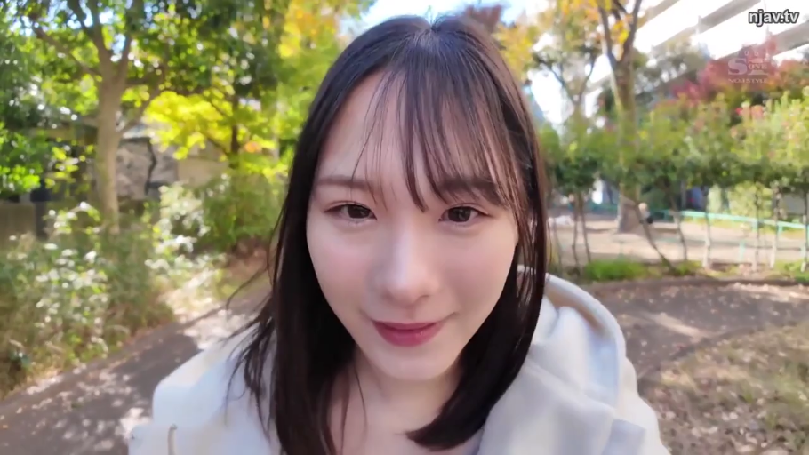 脸部特写 · 注视镜头 · 甜美微笑 · 正面站立 · 户外公园 · 白色大衣 · 黑色长发