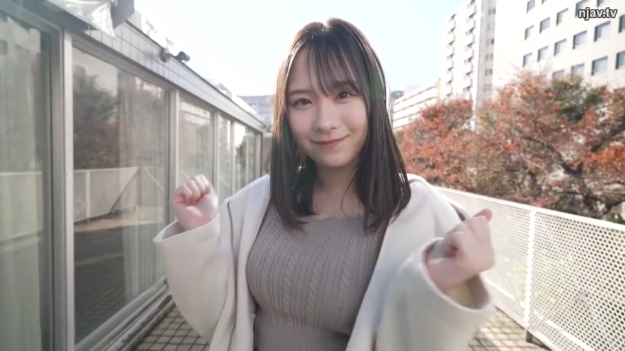 站立 · 微笑 · 半身 · 注视 · 户外 · 大衣 · 阳台