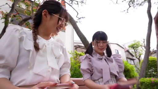 坐姿 · 交谈 · 眼镜 · 中景 · 微笑 · 户外 · 辫子 · 蝴蝶结衬衫