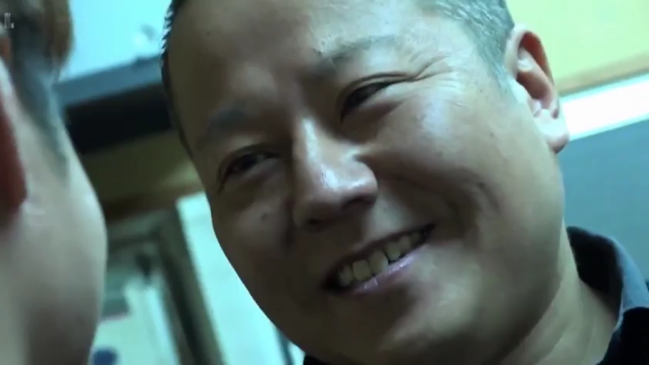 室内 · 面部特写 · 黑色衬衫