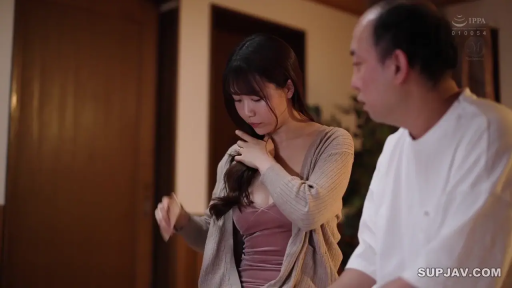 室内 · 站立 · 中景 · 自然 · 连衣裙 · 长发 · 整理衣服