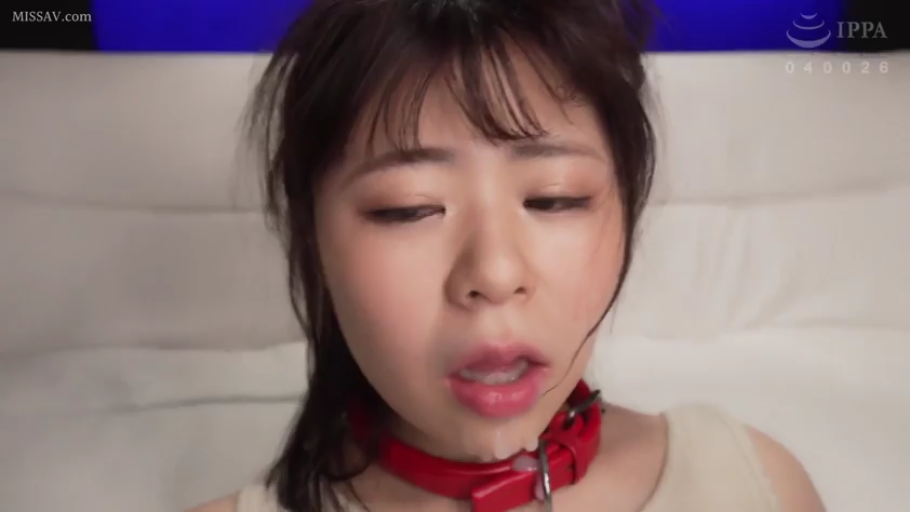 Indoor · Close-up of the face · Tilt head back · 浅色背心