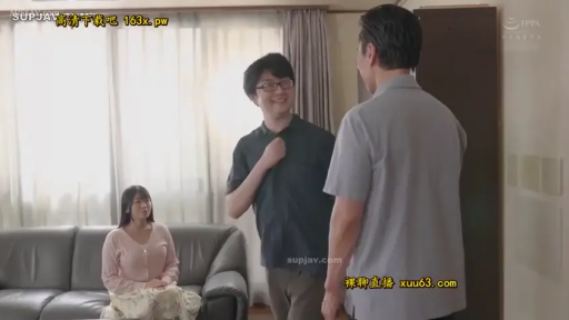 会話 · 站立 · 中景 · ソファ · 微笑 · リビング · プロット · 休闲服