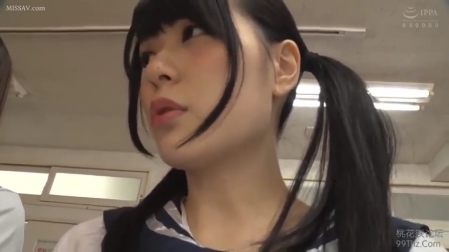 教室 · 脸部特写 · 站立 · 凝视 · 水手服 · 双马尾 · 迷茫