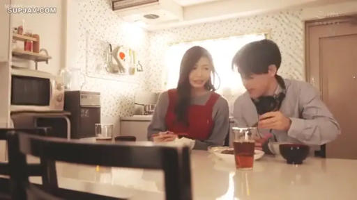 坐姿 · 中景 · 自然 · 剧情 · 便服 · 餐厅 · 餐具 · 吃饭