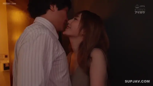 室内 · 站立 · 拥抱 · 微笑 · 衬衫 · 亲密 · 侧脸