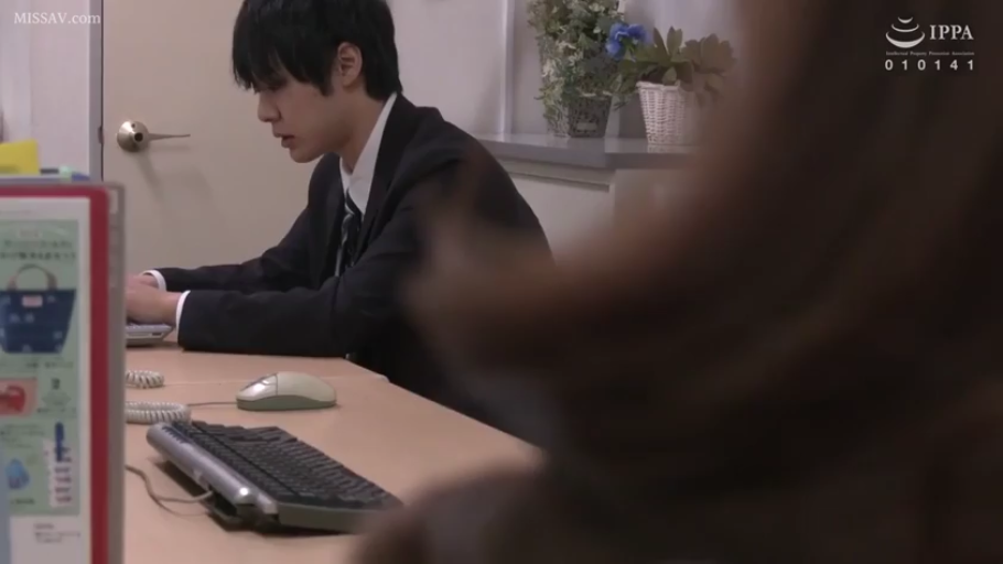 坐姿 · 专注 · 办公室 · 电脑 · 办公 · 西装