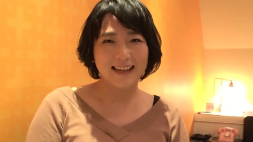 室内 · 微笑 · 注视 · 近景 · 短发 · 正面 · 棕色上衣 · 粉色电话