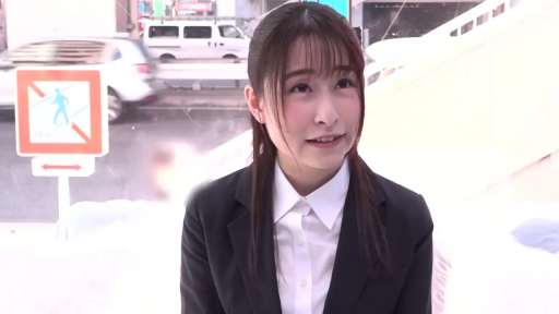 微笑 · 凝視 · 屋外 · スーツ · 正面 · 半身像 · キャリアウーマン