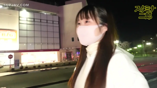 半身 · 街道 · 口罩 · マスクを着用してください · 歩く · 夜间 · 白色卫衣 · 比大拇指