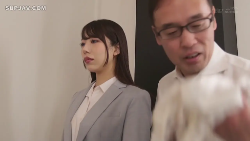 室内 · 严肃 · 面部 · 眼镜 · 站立 · OL · 职场互动 · 灰色西服