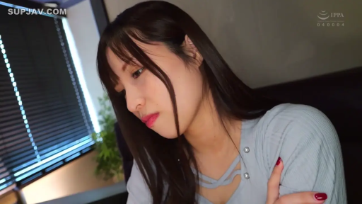 室内 · 坐姿 · 脸部 · 针织衫 · 百叶窗 · 忧愁 · 抱臂