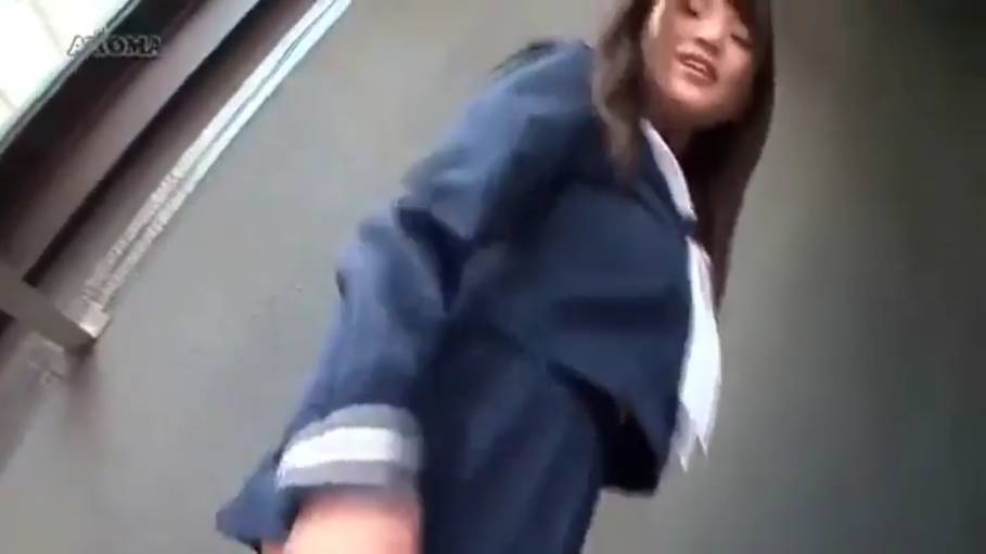 室内 · 脸部特写 · 兴奋 · 深蓝色水手服学生制服