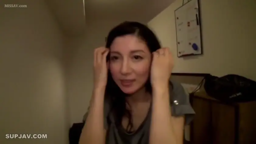 坐姿 · 自然 · 素人 · 房间 · 近景 · 白板 · 整理头发 · 灰色居家服