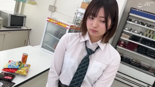 委屈 · 站立 · 中景 · 制服 · 便利店 · 等待 · 少女 · 零食