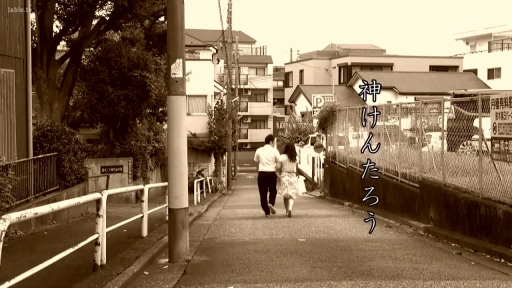 行走 · 背影 · 围栏 · 户外街道 · 日常服装 · 全景远景 · 怀旧色调