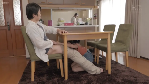 桌底跪姿 · 餐桌 · 全景 · 短裤 · 餐厅 · 口交行为 · 喜悦 · 偷情主题