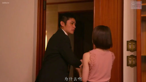 门口 · 交谈 · 站立 · 粉色上衣 · 门 · 疑惑