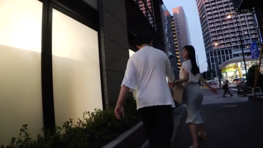 会話 · 面部 · 站姿 · 大笑 · 街头采访 · 街头 · 白色上装 · 酒店看板