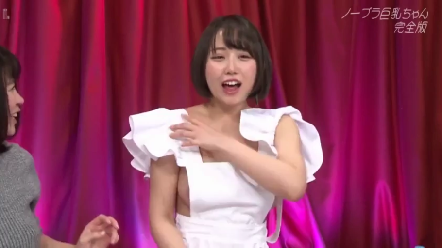 站姿 · 半身 · 摄影棚 · 短发 · 开心 · 谈笑 · 白色荷叶边上衣