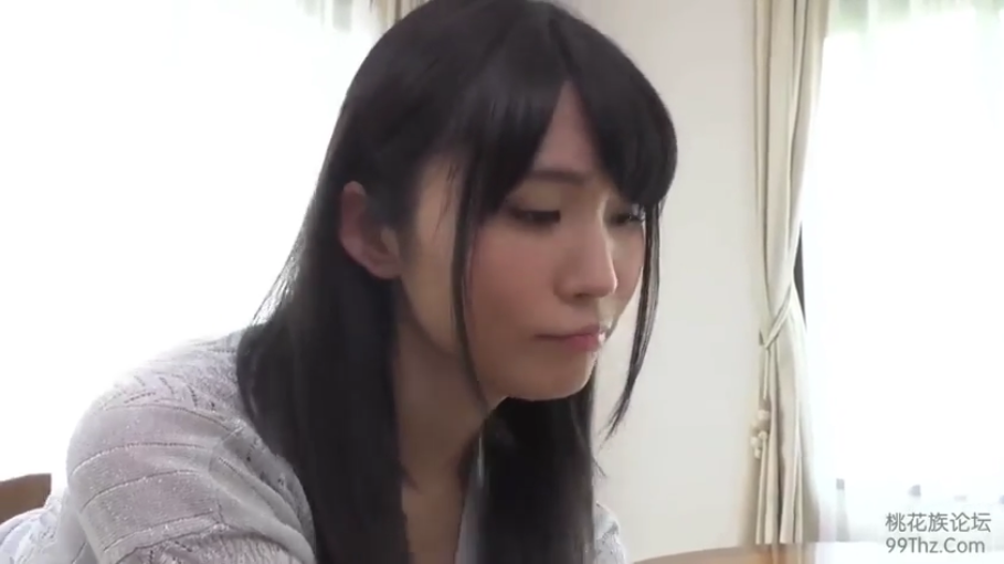 室内 · 巨乳 · 闭眼 · 无袖毛衣 · 侧身躺卧