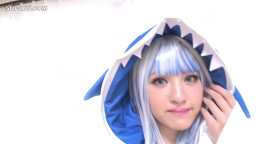 室内 · 脸部特写 · 微笑 · 凝视镜头 · 正对镜头 · 鲨鱼连帽衫 · 鲨鱼帽