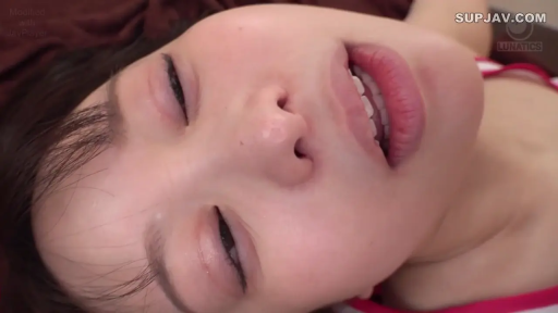 室内 · 脸部特写 · 仰卧 · 红色条纹背心