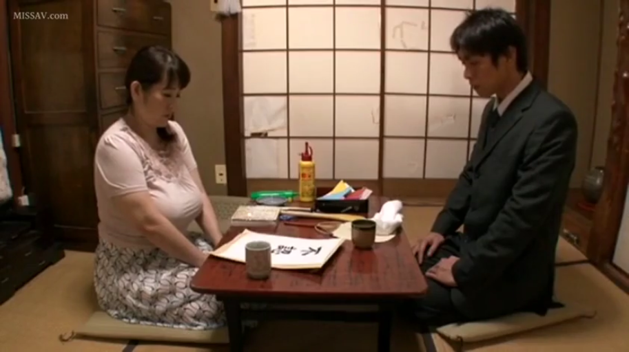 交谈 · 凝重 · 日本 · 和室 · 中景 · 对坐 · 纸张 · 休闲上衣