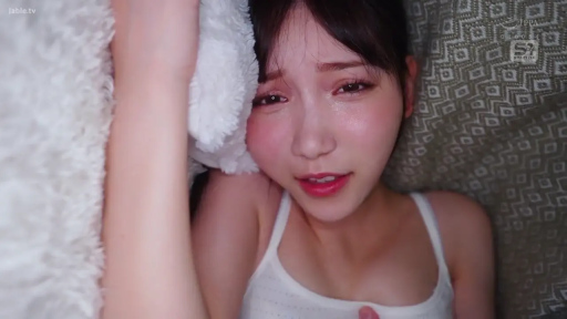 面部特写 · 床上 · 高潮脸 · 躺姿 · 白色吊带 · 白色毛毯 · 手抚胸部 · 含泪诱惑