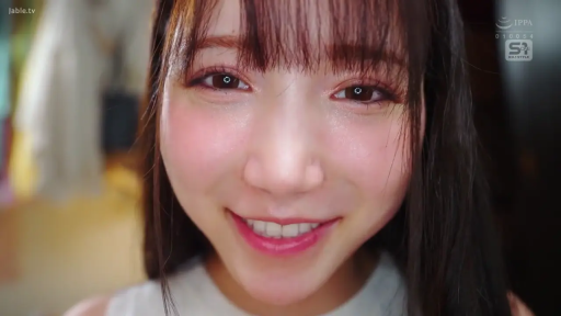 微笑 · 第一人称视角 · 对视 · 房间 · 白色无袖上衣 · 脸部大特写 · 近距离正脸