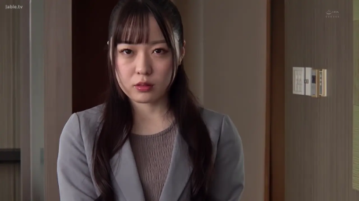 严肃 · 注视镜头 · 室内走廊 · 正面站立 · 褐色打底 · 齐刘海长发 · 正面半身特写 · 墙面开关