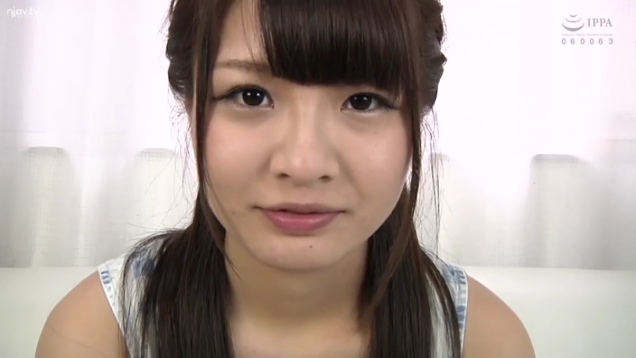 室内 · 脸部 · 自然 · 凝视 · 正面 · 无袖衫 · 人像