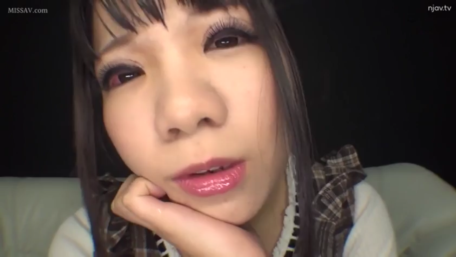 室内 · 脸部特写 · 成人内容 · 托腮 · 微张嘴 · 凝视镜头 · 格纹装