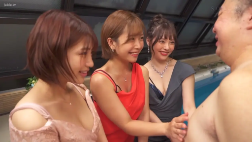 站立 · 中景 · 多人 · 抚摸 · 笑容 · 室内泳池 · 晚礼服