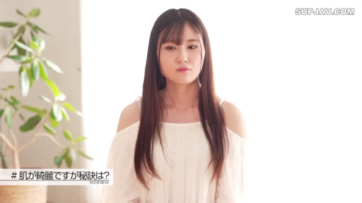 室内 · 坐姿 · 平静 · 面部特写 · 绿植 · 高清 · 采访 · 白色露肩裙