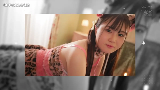 女性 · 站姿 · 客厅 · 半身 · 注视镜头 · 窗帘 · 柔和 · 米色针织裙