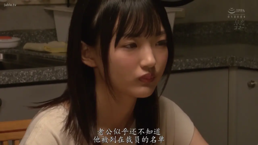 坐姿 · 沉思 · 脸部特写 · 厨房 · 剧情向 · 忧虑 · 浅色上衣