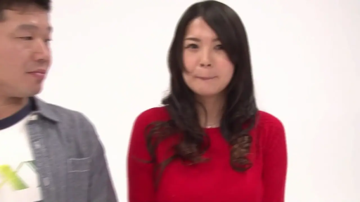 站姿 · 面对镜头 · 半身像 · 抿嘴 · 红色长袖针织衫 · 白色背景摄影棚 · 亚洲成年男女