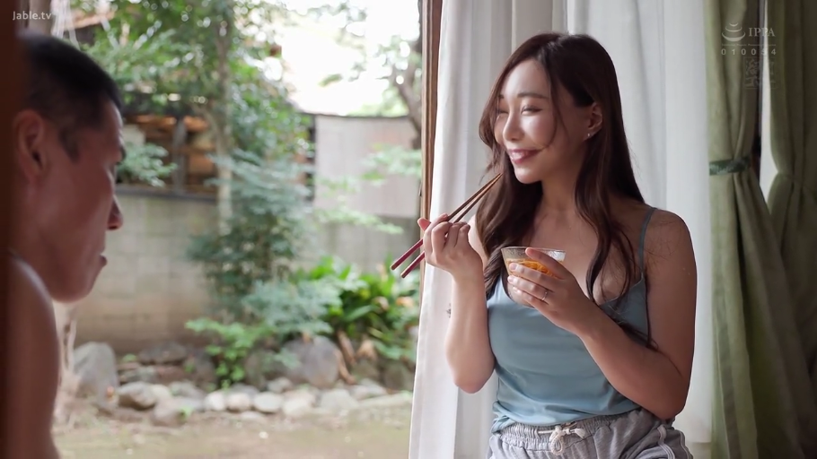 窗边 · 微笑 · 日系 · 筷子 · 上半身 · 蓝色吊带 · 拿筷子 · 侧坐