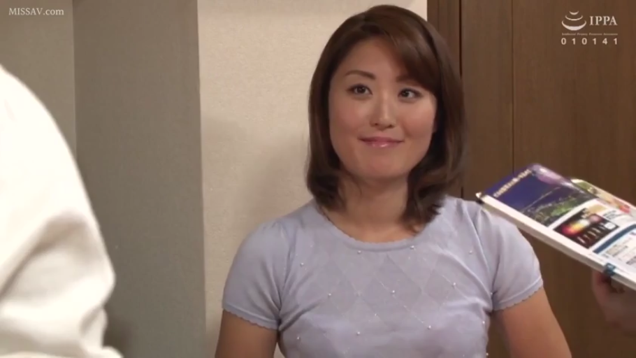 室内 · 站立 · 微笑 · 书籍 · 注视 · 上半身 · 熟女 · 紫色针织衫