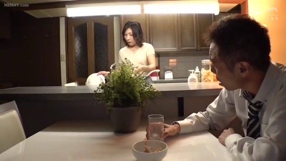 坐姿 · 全景 · 平和 · 厨房餐厅 · 居家氛围 · 白衬衫与领带 · 洗碗与闲坐 · 水杯与盆栽