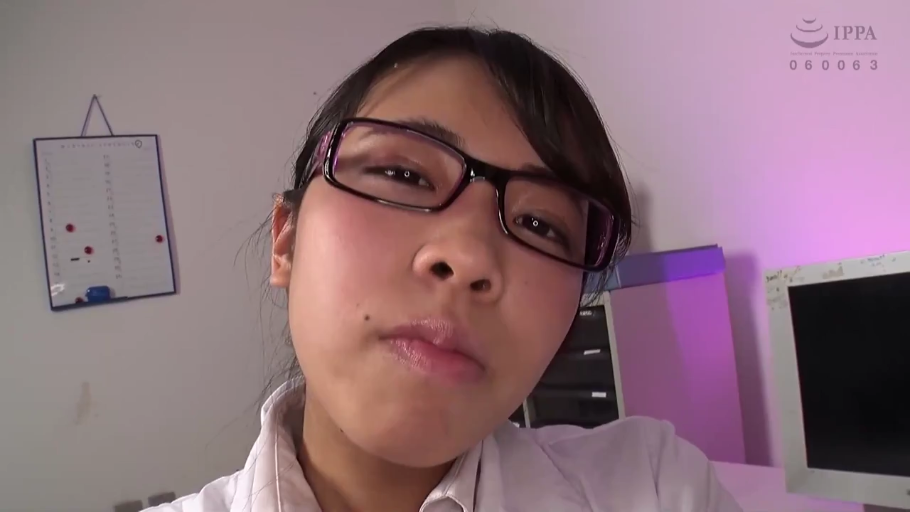 沙发 · 客厅 · 半身特写 · 俯视 · 温柔微笑 · 手托腮 · 熟女气质 · 浅绿色蕾丝衫