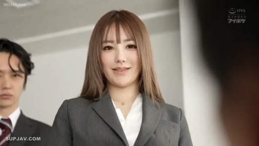 室内 · 站立 · 微笑 · 面部特写 · 注视 · 长发 · 职场正装