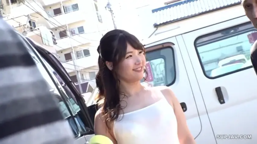 胸部 · 站立 · 微笑 · 户外 · 熟女 · 白色吊带 · 麦克风 · 街头搭讪