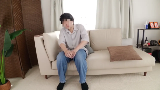 座り姿勢 · 全景 · ソファ · リビング · シャツ · 男性 · ぼかし · 独坐