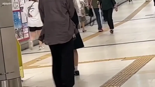 足部特写 · 行走 · 低视角 · 走路 · 室内地板 · 休闲裤运动鞋 · 盲道