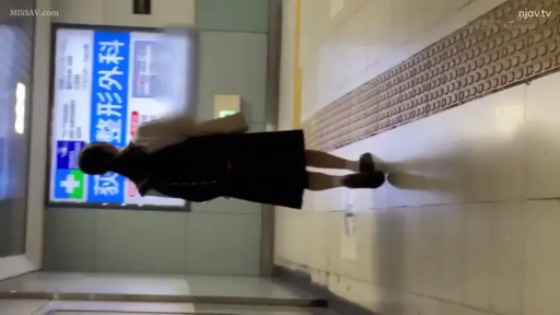 全身 · 行走 · JK制服 · 偷拍视角 · 单肩包 · 走动 · 地铁站
