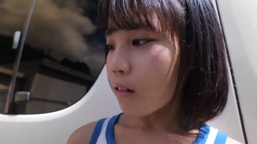 全景 · 侧头 · 休闲装 · 呆滞 · 少女 · 交流 · 车旁 · 面包车