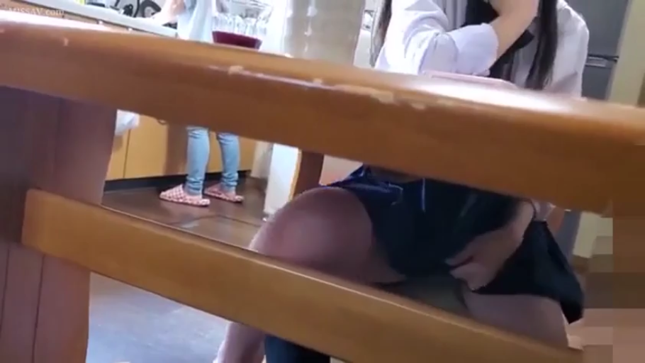 坐姿 · 短裙 · 伸入裙内 · 大腿 · 制服 · 木桌 · 桌底 · 不可见