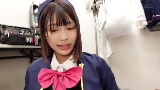 微甜 · 面部特写 · 正坐 · 讲话 · 化妆间 · 蓝领制服配白衬衫 · 化妆品收纳包 · 粉色大蝴蝶结